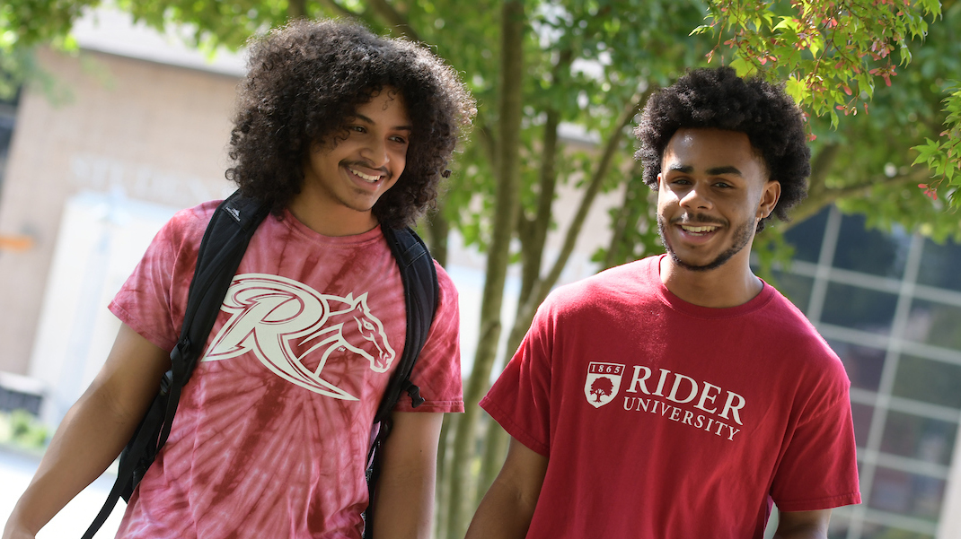 Students wearing R shirts