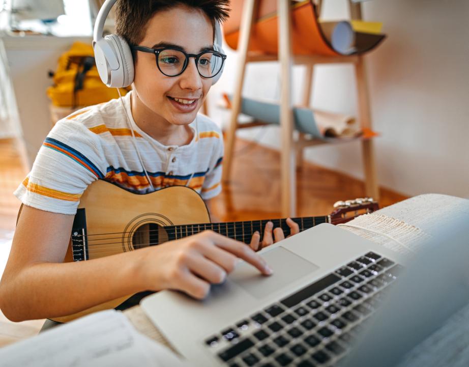 Student takes online guitar lesson